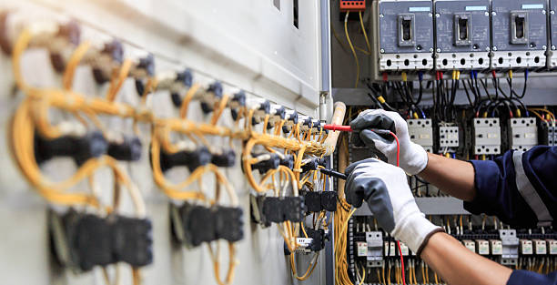 Professional Electrician technician working in Berkeley, MO